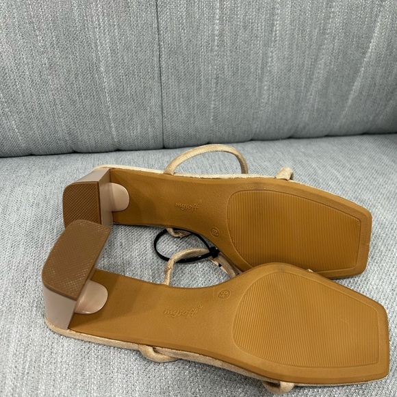 Elegant Tan Strappy Heels size 8.5 - Picture 4 of 4